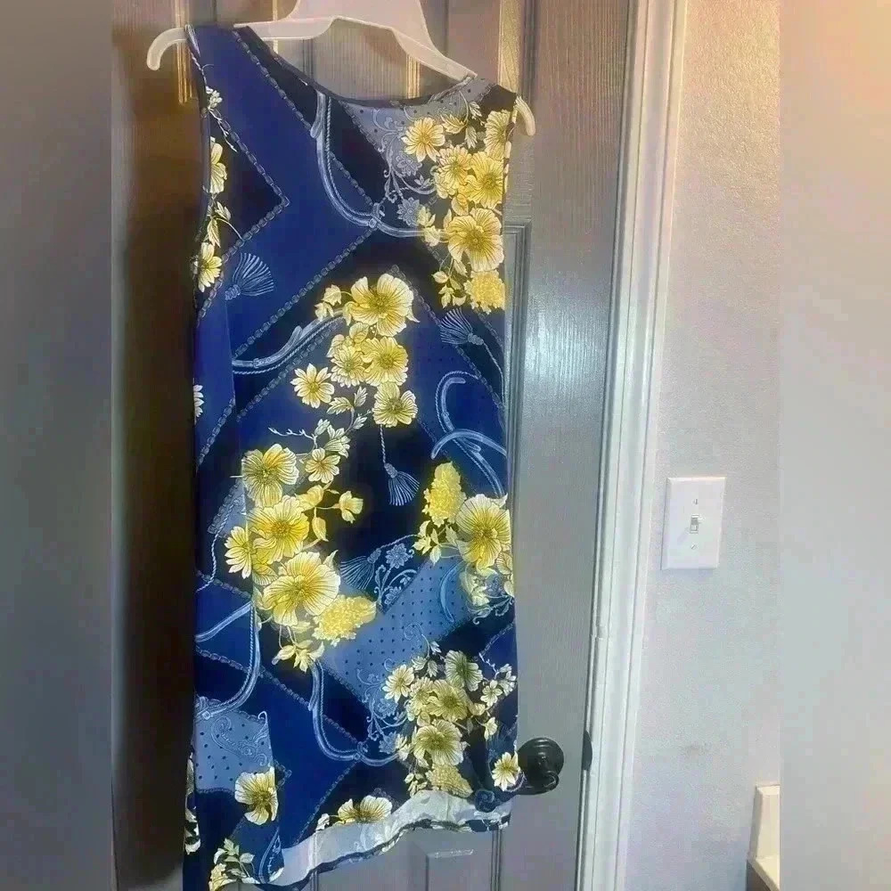 NWT sleeveless dress in polyester/spandex. Size medium in yellow blue & white - Picture 2 of 5